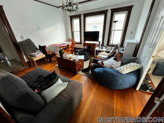 100 W Adams St