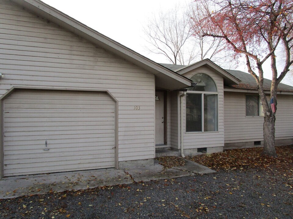 103 NW Ivy St in Prineville, OR - Foto de edificio