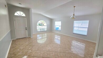 9730 White Barn Way in Riverview, FL - Foto de edificio - Building Photo