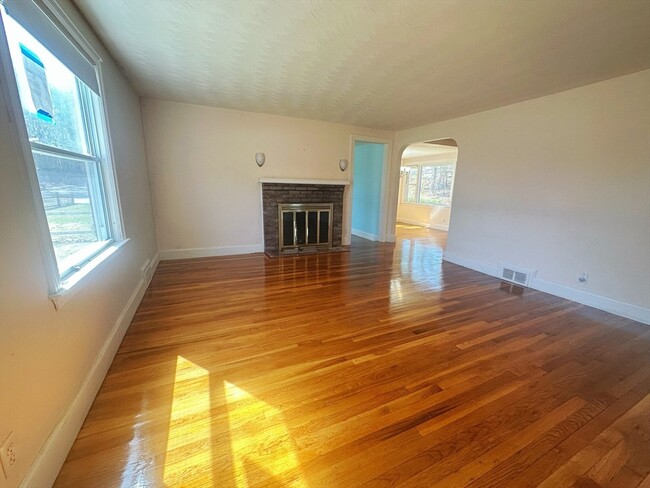 22 Oak St in Natick, MA - Building Photo - Building Photo