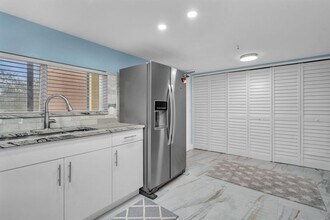 2480 Presidential Way, Unit 303 in West Palm Beach, FL - Building Photo - Building Photo