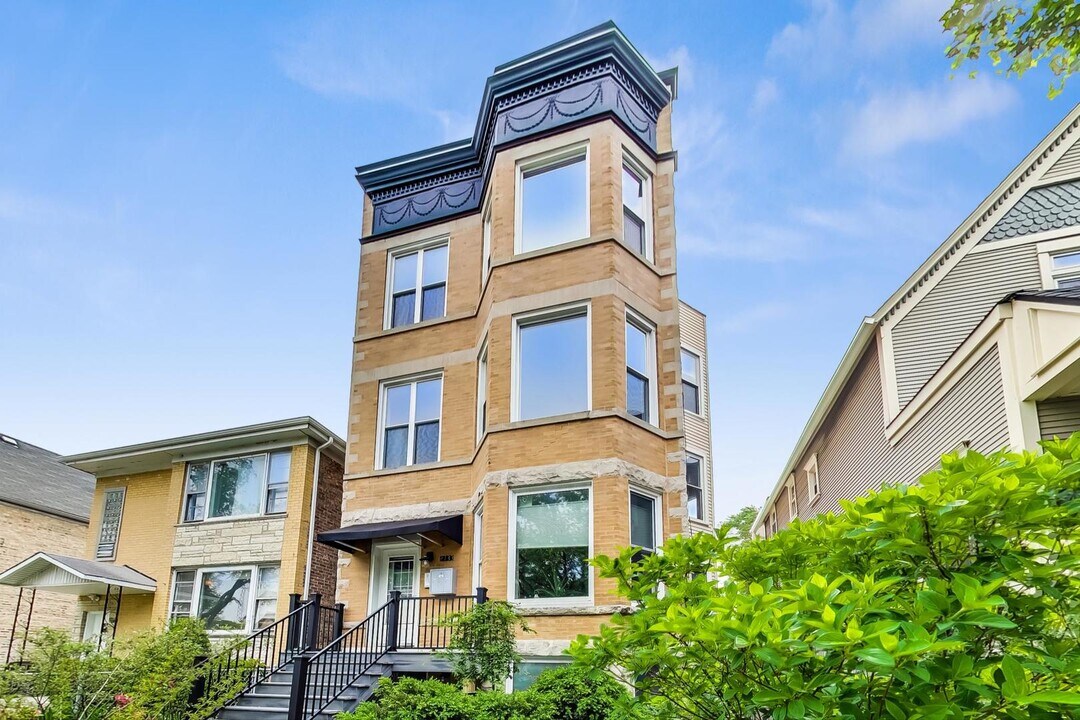 2733 N Mozart St in Chicago, IL - Building Photo
