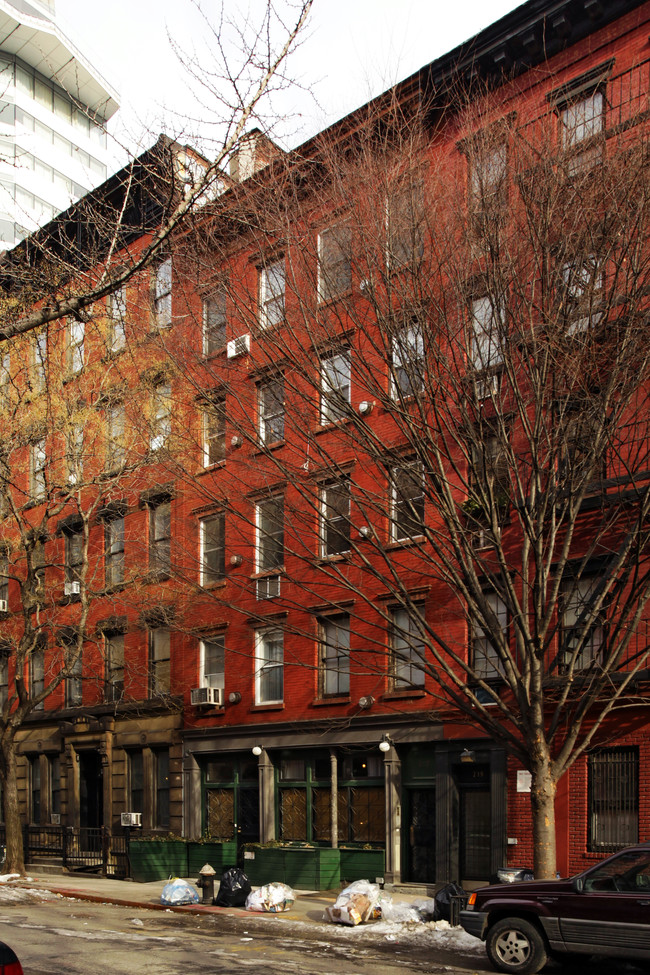 217 E 5th St in New York, NY - Foto de edificio - Building Photo