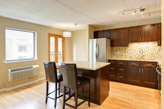 711 W Gordon Ter, Unit 311 in Chicago, IL - Foto de edificio - Building Photo