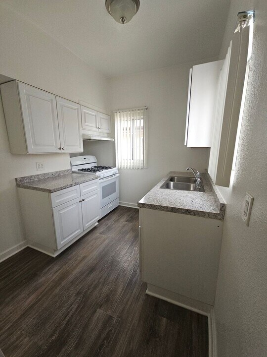 828 S Glendale Ave in Glendale, CA - Building Photo