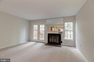 2440 S Walter Reed Dr in Arlington, VA - Building Photo - Building Photo