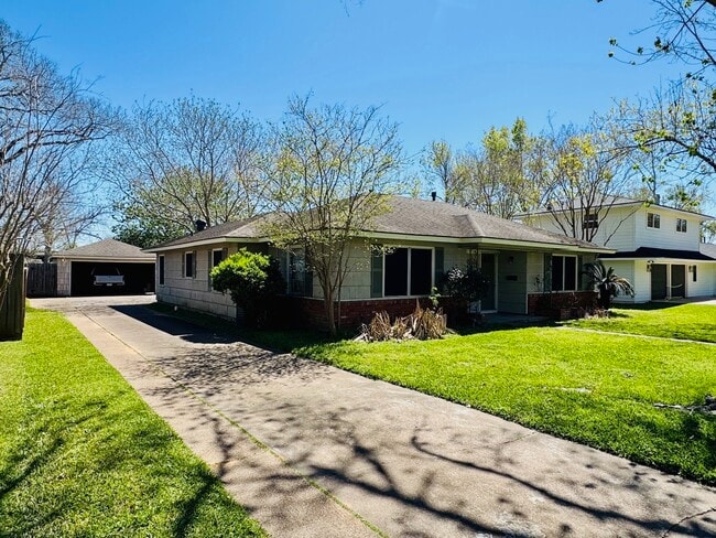 421 S Belknap St in Sugar Land, TX - Foto de edificio - Building Photo