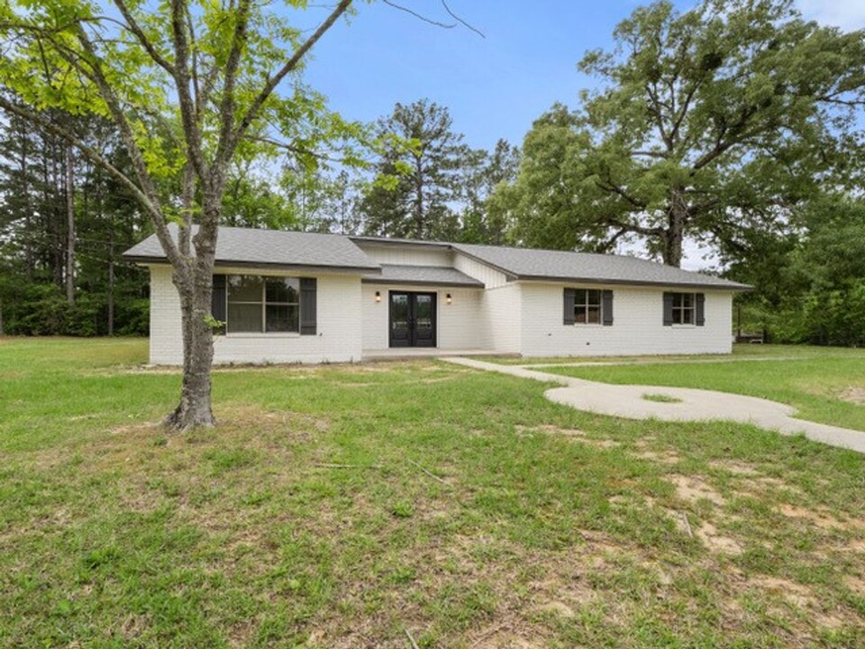 100 Franklin St in New Llano, LA - Foto de edificio