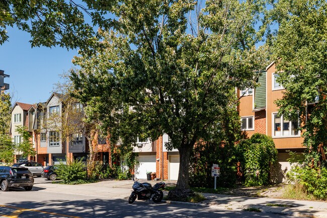 553 Georges-Vanier Boul in Montréal, QC - Building Photo - Building Photo
