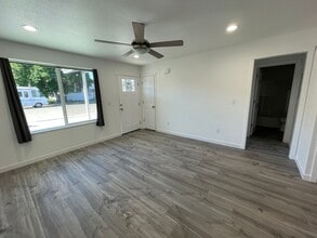 325 1st Ave in Riddle, OR - Building Photo - Building Photo