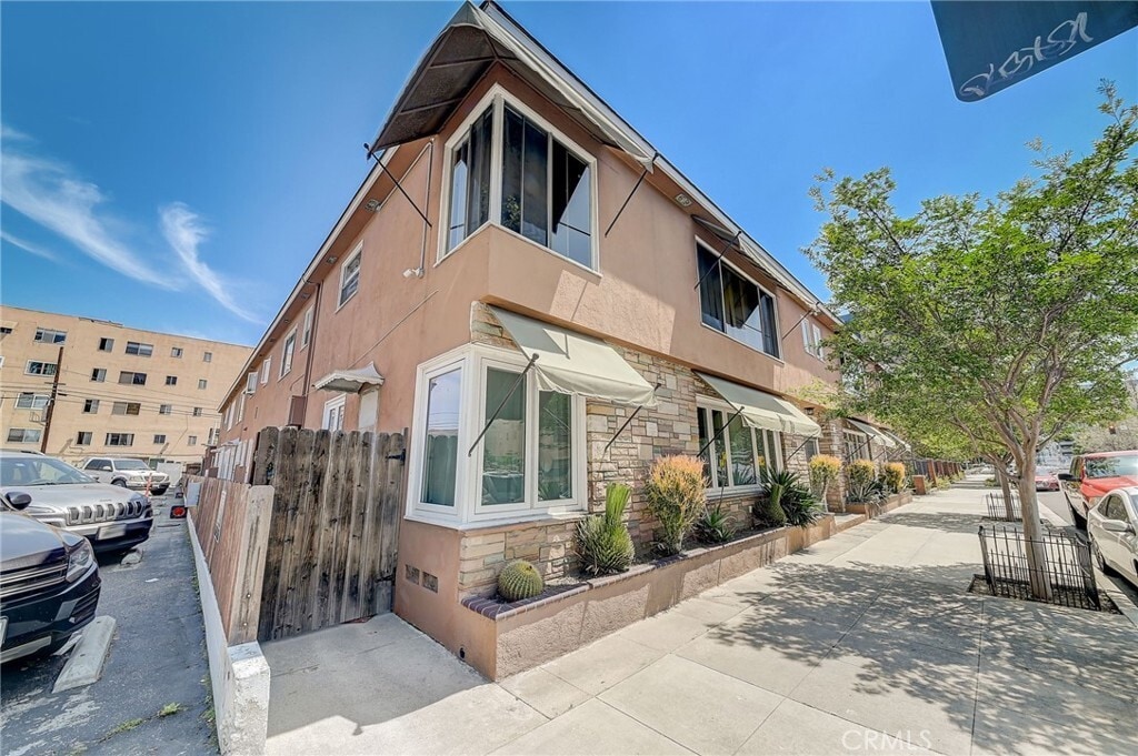 330 Chestnut Ave, Unit #11 in Long Beach, CA - Building Photo