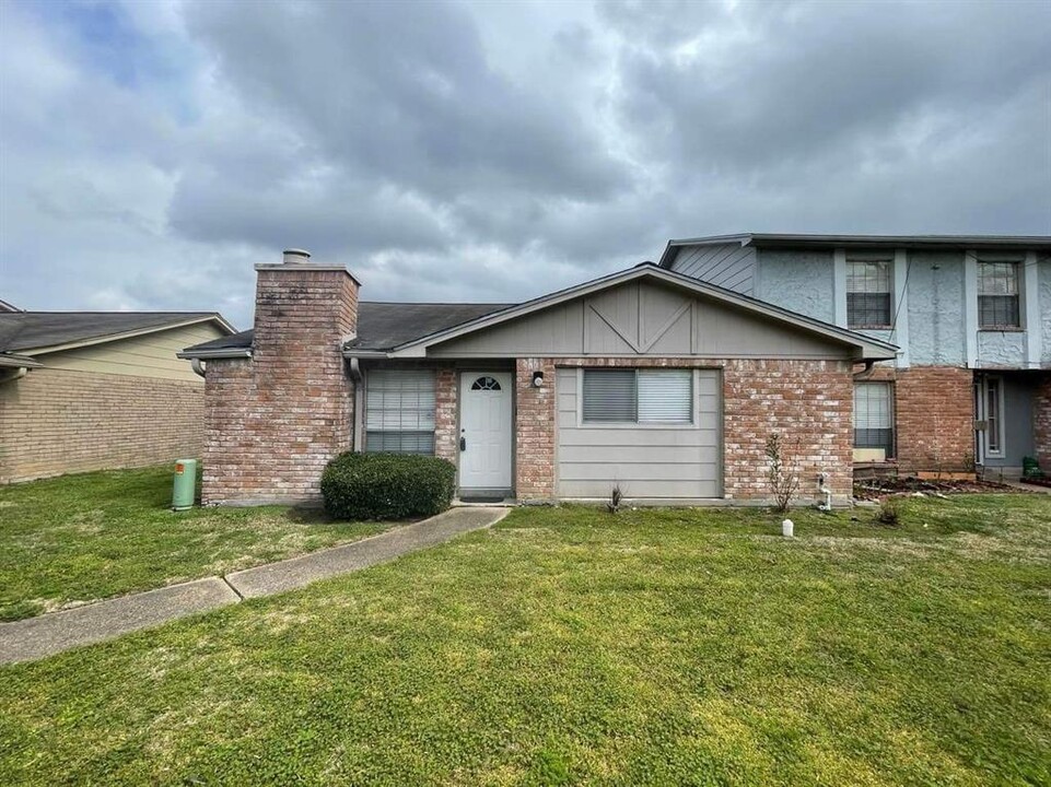 12861 High Star Dr in Houston, TX - Building Photo