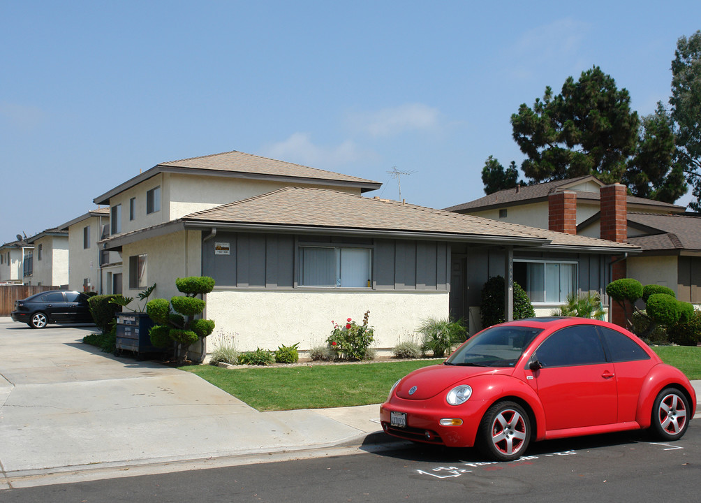 16652 Sims St in Huntington Beach, CA - Building Photo