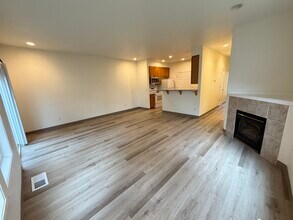 3277 NE 14th Ave in Hillsboro, OR - Foto de edificio - Building Photo