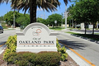 695 NE 46th Ct, Unit 691 NE 46th Ct in Oakland Park, FL - Building Photo - Building Photo