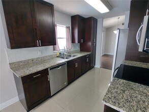 709 Chilt Dr in Brandon, FL - Building Photo - Building Photo