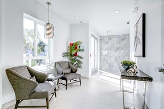 11721 Runnymede St in Los Angeles, CA - Foto de edificio - Building Photo