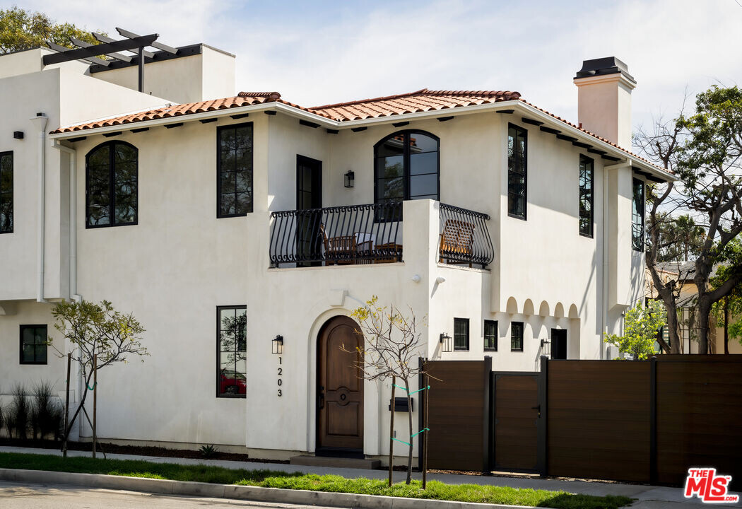 1203 N Vista St in West Hollywood, CA - Building Photo