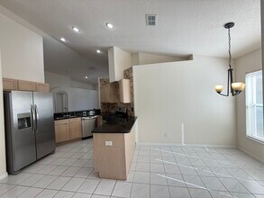 1628 Maximilian Dr in Zephyrhills, FL - Foto de edificio - Building Photo