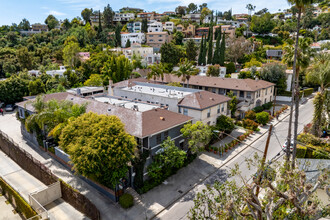 Chateau Camrose Lofts in Los Angeles, CA - Foto de edificio - Building Photo