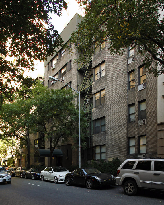 233-235 E 46th St in New York, NY - Building Photo