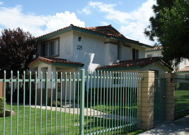 225 S Vicentia Ave in Corona, CA - Foto de edificio - Building Photo