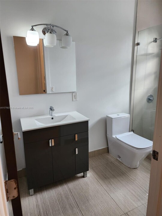10305 SW 70th St in Miami, FL - Building Photo