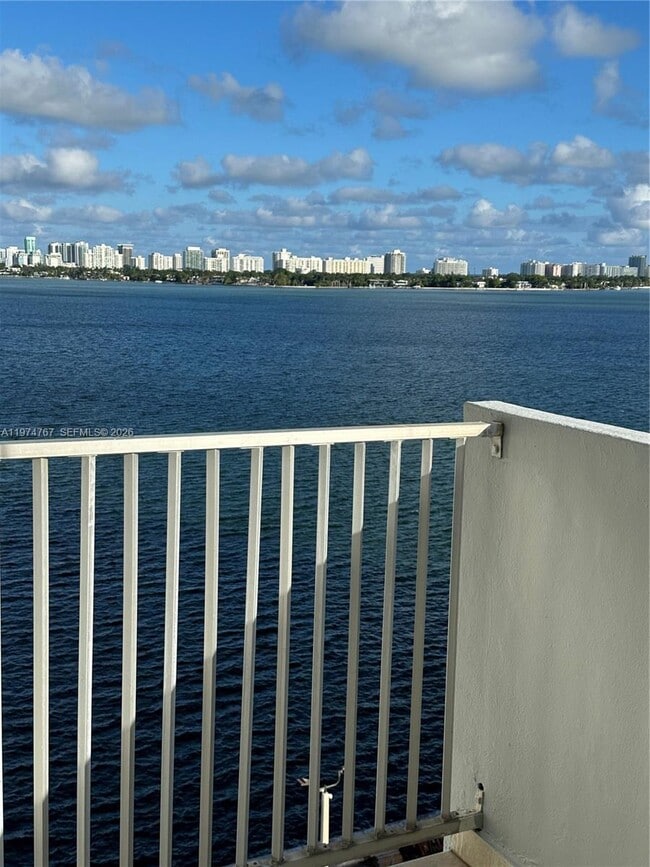 7545 E Treasure Dr in North Bay Village, FL - Foto de edificio - Building Photo