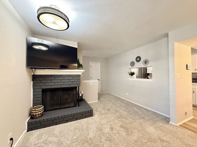 9031 S Delaware Ave, Unit 704 in Tulsa, OK - Foto de edificio - Building Photo