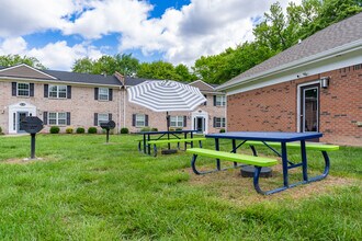 Markwell Village in Louisville, KY - Foto de edificio - Building Photo