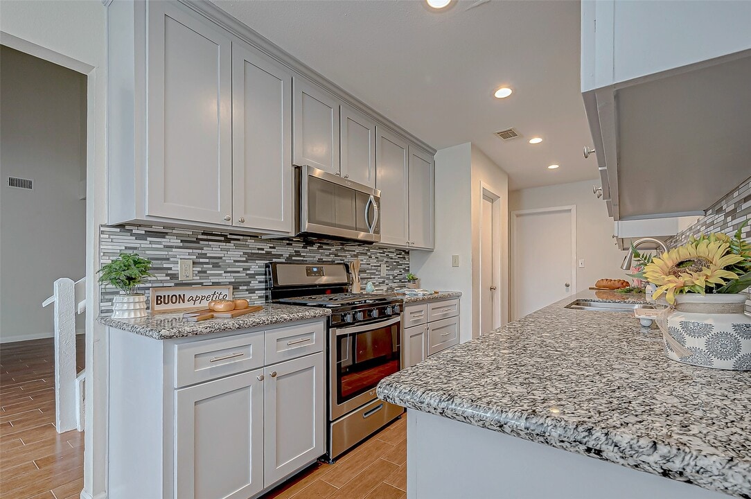 2022 Highland Hills Dr in Sugar Land, TX - Building Photo