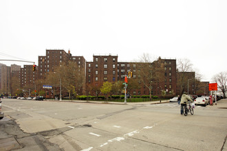 East River in New York, NY - Foto de edificio - Building Photo