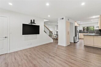 5757 Owensmouth Ave in Los Angeles, CA - Building Photo - Building Photo