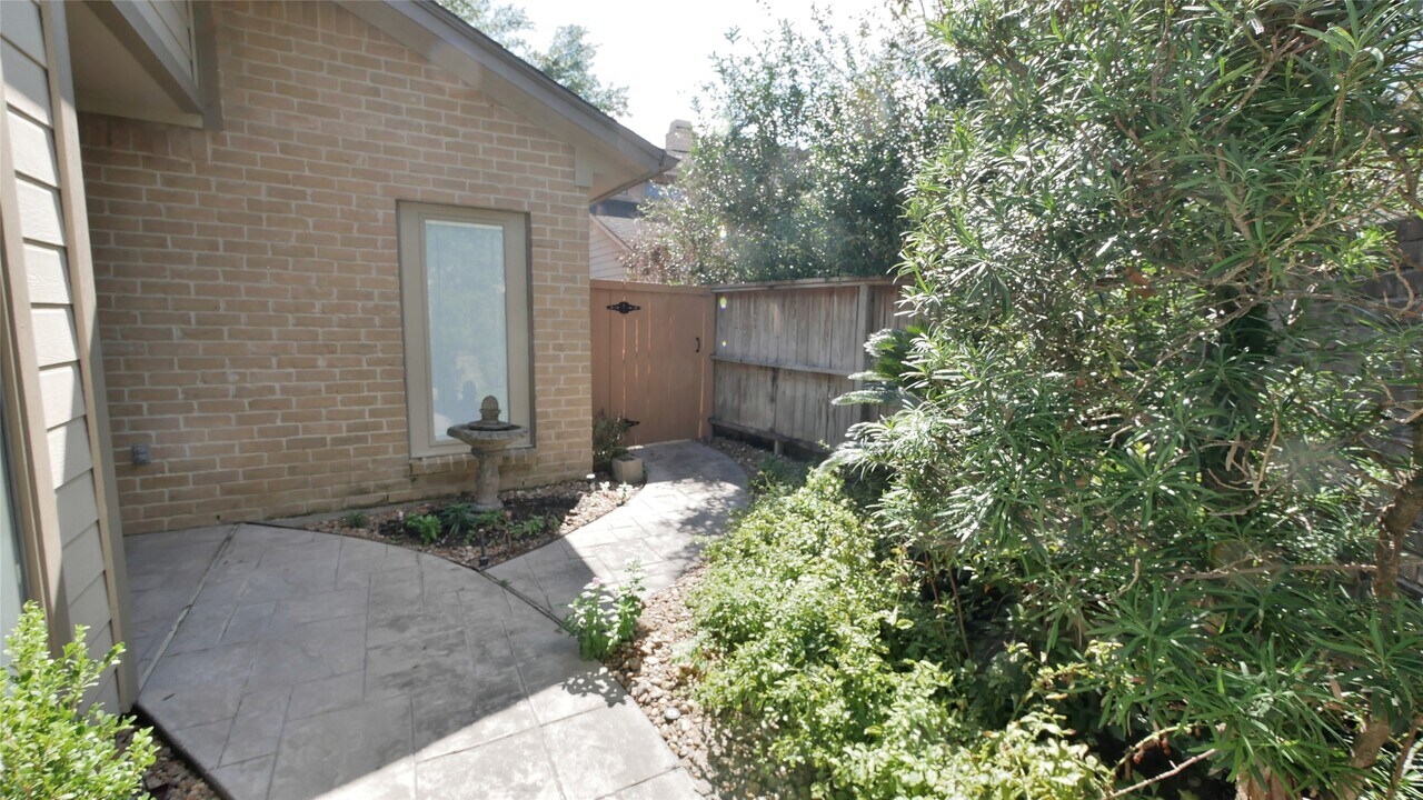 8003 Oakwood Forest Dr in Houston, TX - Building Photo