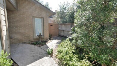 8003 Oakwood Forest Dr in Houston, TX - Building Photo - Building Photo
