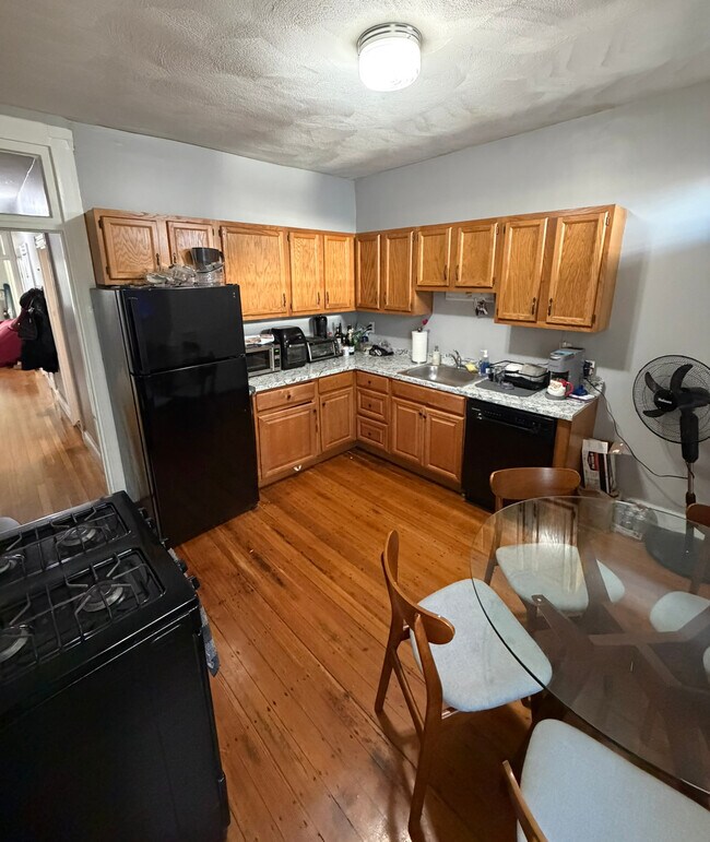 121 Hillside St, Unit 2 in Boston, MA - Foto de edificio - Building Photo