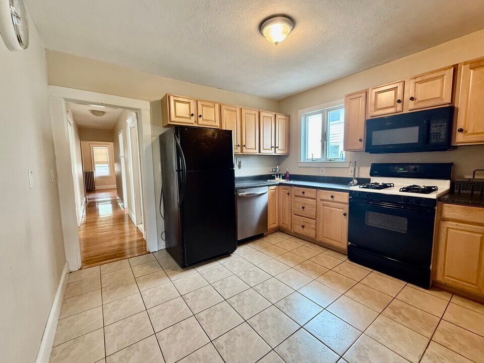 89 Hillsdale Rd, Unit 2 in Medford, MA - Building Photo