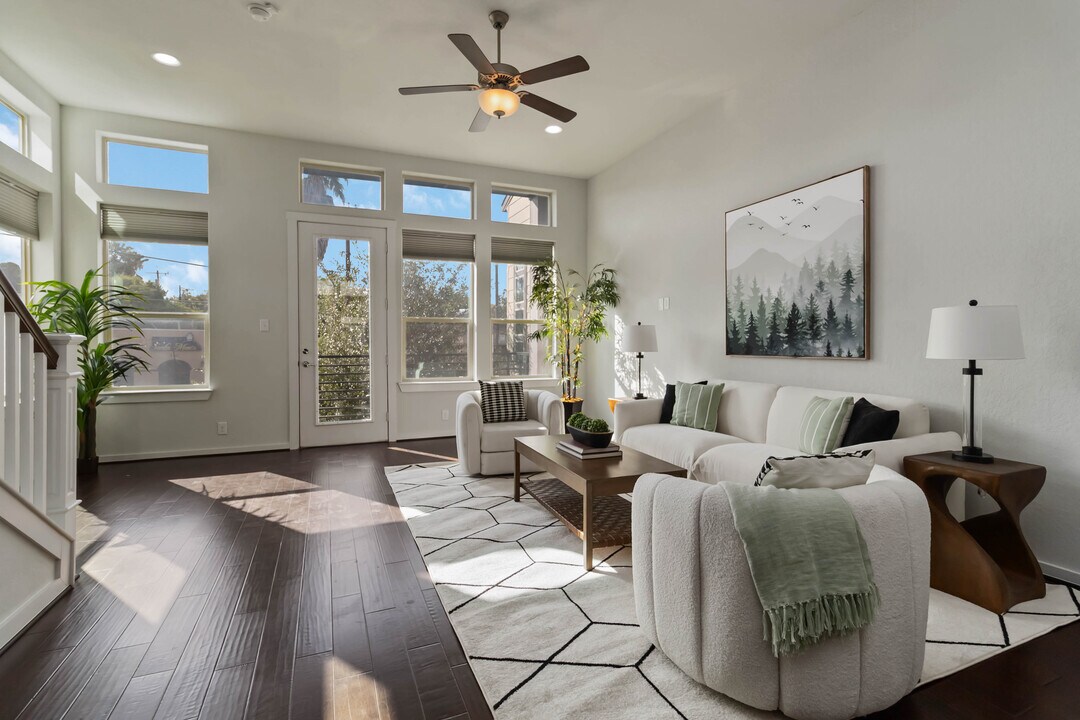 2104 N Saint Marys St in San Antonio, TX - Building Photo