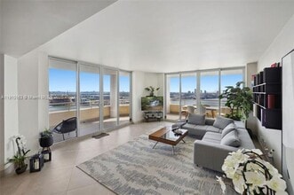 808 Brickell Key Dr in Miami, FL - Building Photo - Building Photo