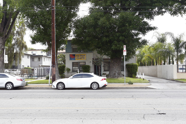 7236 Woodman Ave in Van Nuys, CA - Building Photo - Building Photo