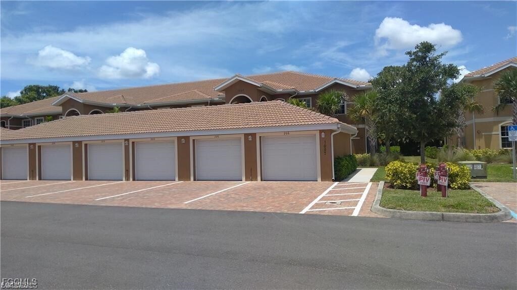 1057 Winding Pines Circle in Cape Coral, FL - Building Photo