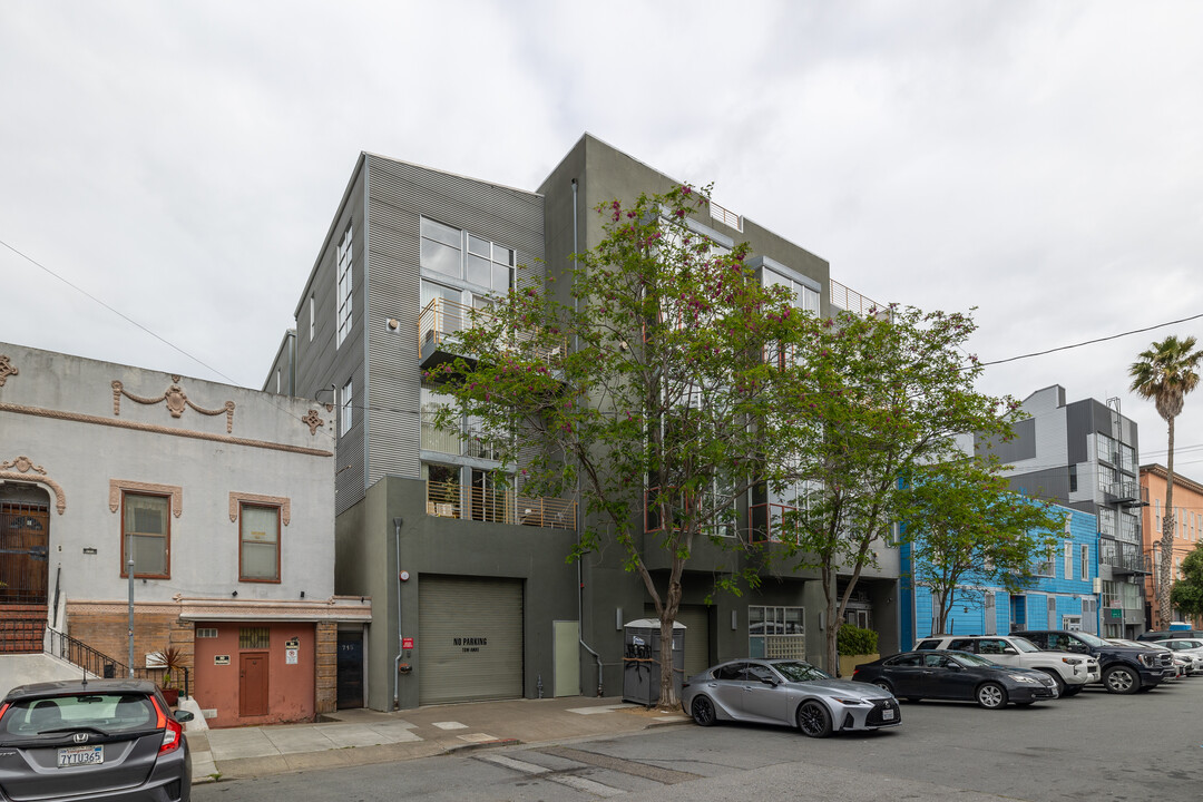 725 Florida St in San Francisco, CA - Building Photo