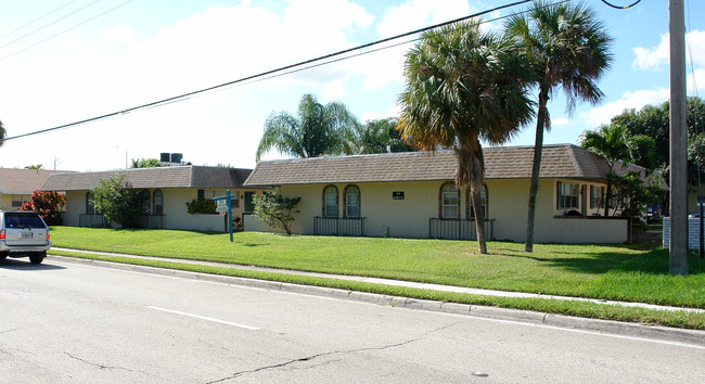 421 Banks Rd in Margate, FL - Foto de edificio - Building Photo