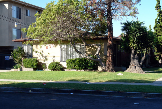 933 N Inglewood Ave in Inglewood, CA - Foto de edificio - Building Photo