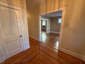 8 Hastings St, Unit 1 in Boston, MA - Foto de edificio - Building Photo