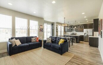 2462 N Stanley Crane Dr in Clinton, UT - Building Photo - Building Photo