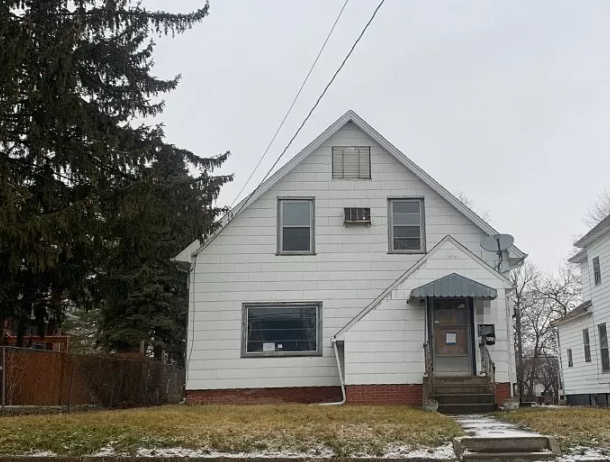 223 W Locust St in Canton, IL - Building Photo