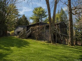277 Creamery Rd in Swan Lake, NY - Building Photo