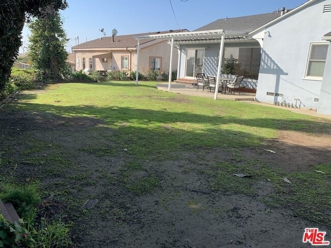 5604 Chariton Ave in Los Angeles, CA - Foto de edificio - Building Photo