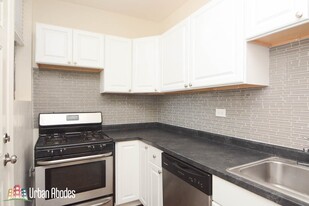 726 W Roscoe St, Unit M04B in Chicago, IL - Building Photo - Building Photo